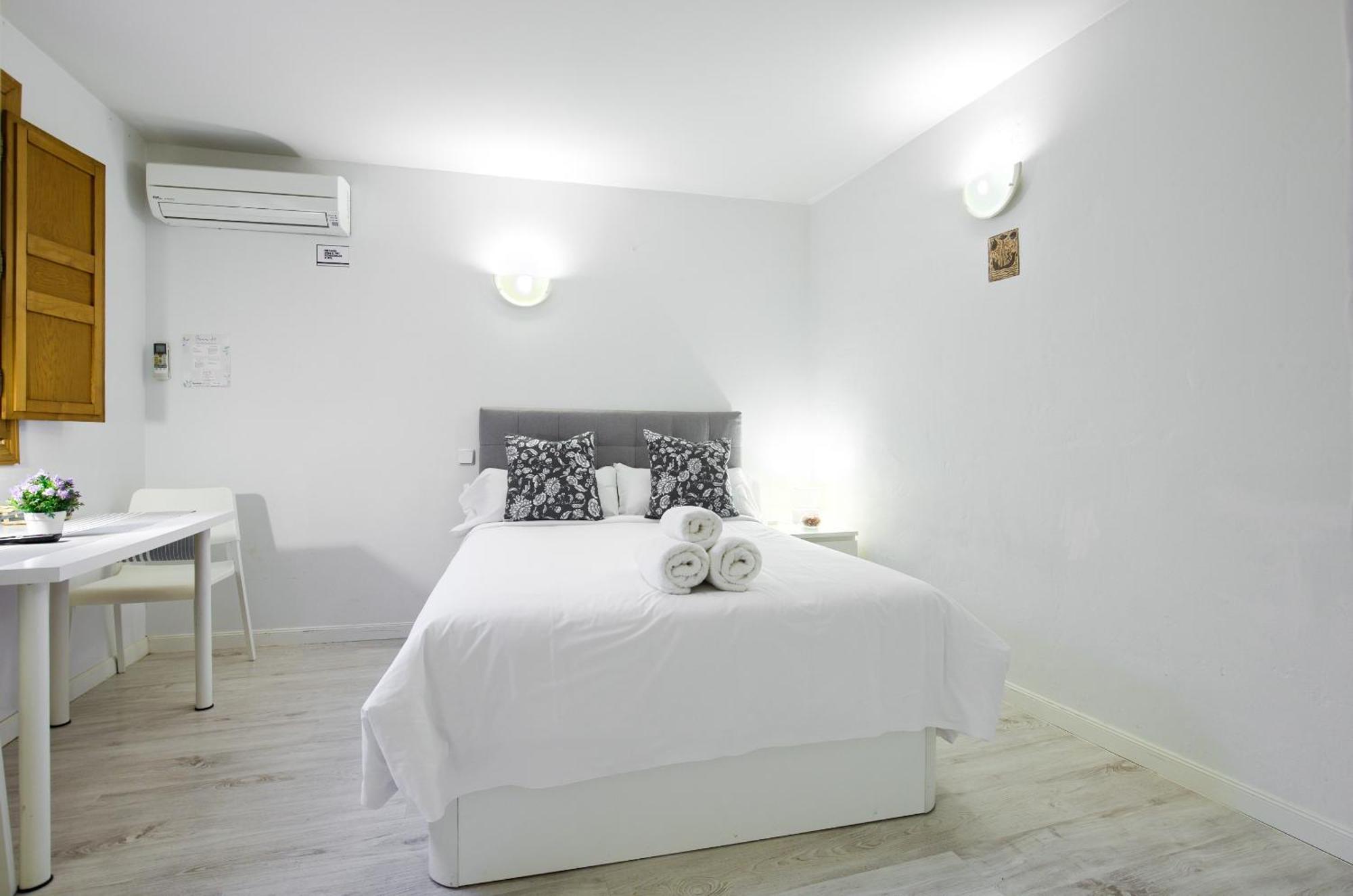 Apartamentos Ryc อัลกาลาเดเอนาเรส ภายนอก รูปภาพ